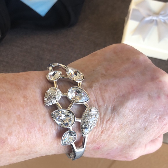 Beautiful Crystal Fashion Bracelet - Picture 6 of 13